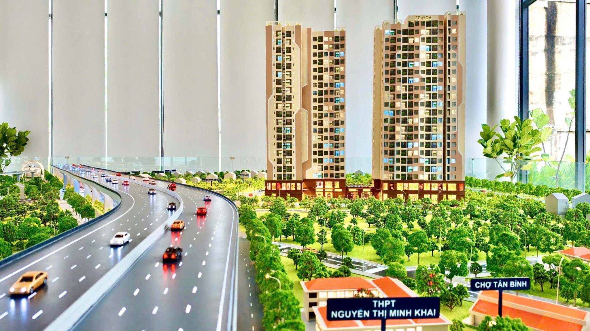 Phối cảnh cận cảnh hai tháp căn hộ Fenica với khối đế thương mại và tuyến đường nội khu