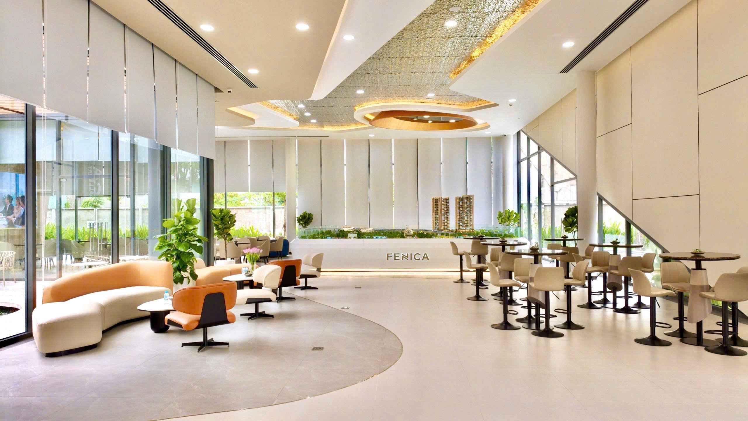 Khu vực lounge và sa bàn dự án Fenica tại sảnh đón khách